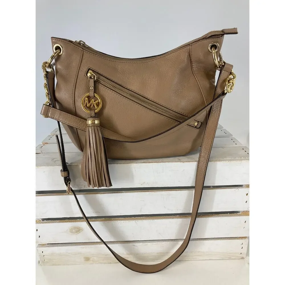 MICHAEL KORS, MEDIUM TAUPE PEBBLED LEATHER CROSSBODY BAG